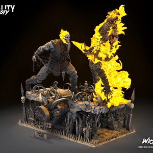 Puede incluir: Una figura impresa en 3D de un personaje de la serie de videojuegos Mortal Kombat. El personaje est&aacute; en una pose de lucha, con una cabeza con forma de cr&aacute;neo y una cadena unida a su mu&ntilde;eca. Est&aacute; envuelto en llamas, y la base de la figura es una escena detallada con cr&aacute;neos y otros elementos.