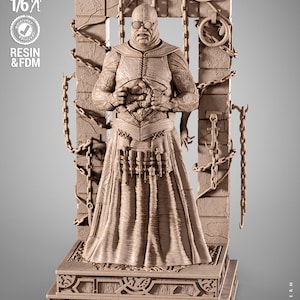 Könnte beinhalten: Beige Resin-Statue einer Figur mit runder Brille, die vor einem steinernen Torbogen mit Ketten steht. Die Statue steht auf einem dekorativen Sockel. Der Text "RESIN & FDM" und "WICKED" sind sichtbar.