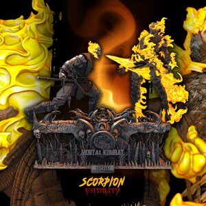 Puede incluir: Una estatua de Scorpion de Mortal Kombat, de color naranja y amarillo fuego, con una cabeza de calavera y una espada. La estatua est&aacute; sobre una base con las palabras "Mortal Kombat" y "Scorpion Fatality" escritas en ella.