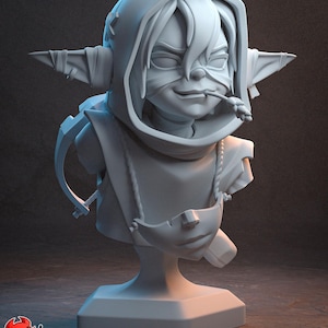 Könnte beinhalten: Graue Büste eines Charakters mit Kapuze, spitzen Ohren und einem verschmitzten Gesichtsausdruck. Die Figur hat einen kleinen Gegenstand im Mund und ist auf einem Sockel montiert. Auf dem Sockel steht der Text "PATREON H3LL CREATOR".