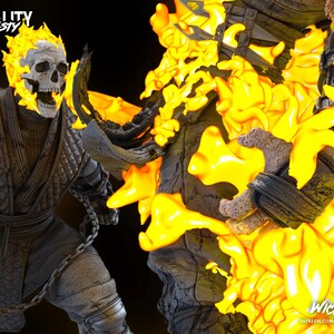 Puede incluir: Una figura en blanco y negro con una cabeza de calavera envuelta en llamas amarillas. La figura lleva un atuendo negro y gris con una cadena unida a la cintura. El texto "FATALITY TOASTY" es visible en la esquina superior izquierda de la imagen.