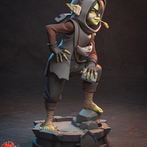 Könnte beinhalten: Detaillierte Figur eines goblinartigen Charakters in einem Kapuzenmantel, der ein kleines Objekt und ein Stück Weizen im Mund hält. Die Figur steht auf einem Steinsockel mit dem Text "H3LL CREATOR". Der Goblin hat gelbe Haut und trägt eine Maske.