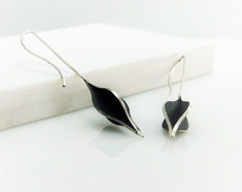 Boucles d’oreilles en forme de flamme, Boucles d’oreilles géométriques en argent sterling, argent noirci, boucles d’oreilles à crochet, boucles d’oreilles minimalistes, structurelles, uniques