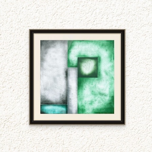 Pode incluir: Pintura abstrata em uma moldura preta com um esquema de cores branco, cinza e verde. A pintura é dividida em seções com uma seção verde à direita e uma seção branca e cinza à esquerda.