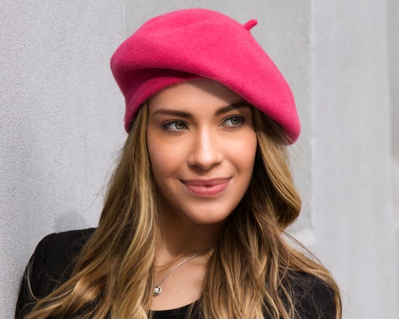 Dame Tient Un Sac à Main Rose Fille Au Chapeau Avec Un Visage