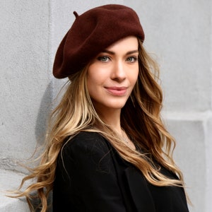 The model is wearing an espresso brown beret.