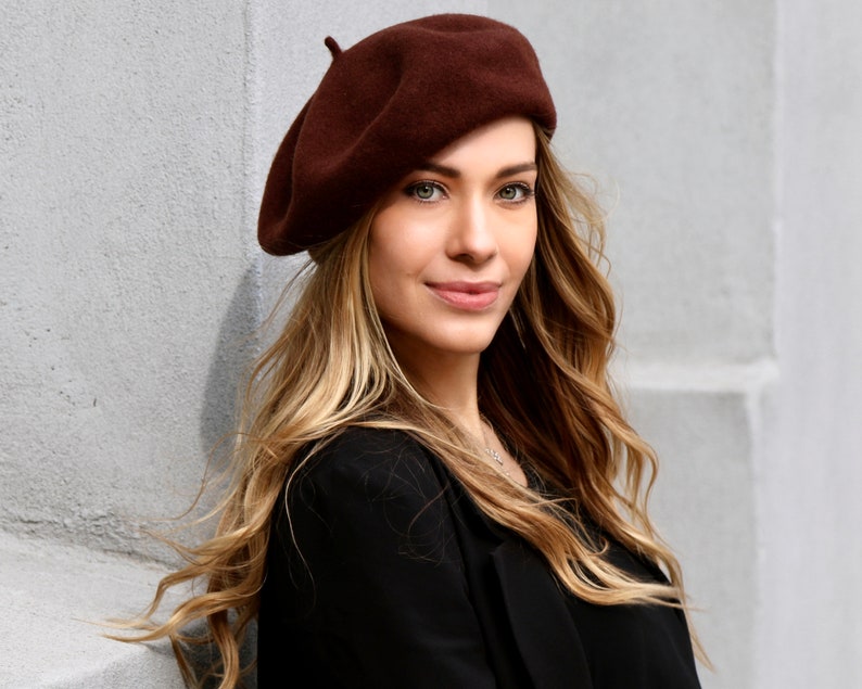 The model is wearing an espresso brown beret.