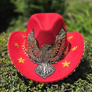 Kapelusz kowbojski z cekinami Eagle, czerwony ze złotym wykończeniem, unisexowy kapelusz na festiwal koncertowy, kapelusze kowbojskie Carter dla mężczyzn, buty na ziemi, spotkanie rodzinne