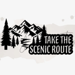 Può includere: Grafica in bianco e nero con una catena montuosa, pini e il testo "TAKE THE SCENIC ROUTE" in un font stilizzato. Il design è ambientato su uno sfondo in stile acquerello.