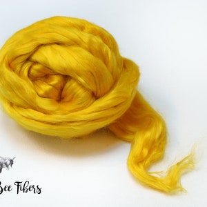 Pu&ograve; includere: Una palla di fibra di seta di colore giallo brillante. La fibra &egrave; morbida e soffice, ed &egrave; perfetta per filare o feltrare.
