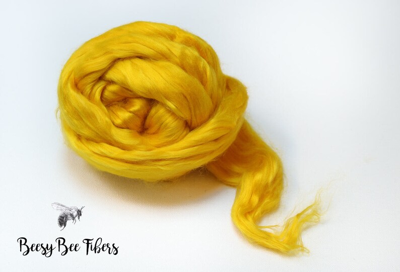 Pu&ograve; includere: Una palla di fibra di seta di colore giallo brillante. La fibra &egrave; morbida e soffice, ed &egrave; perfetta per filare o feltrare.