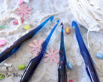 RAVEN - Handmade Ergonomic Resin Crochet Hook with Thumb Rest