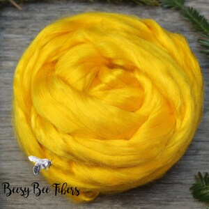 Pu&ograve; includere: Una palla di fibra di seta di colore giallo brillante, perfetta per filare o feltrare. La fibra &egrave; morbida e soffice, e ha una bella lucentezza.