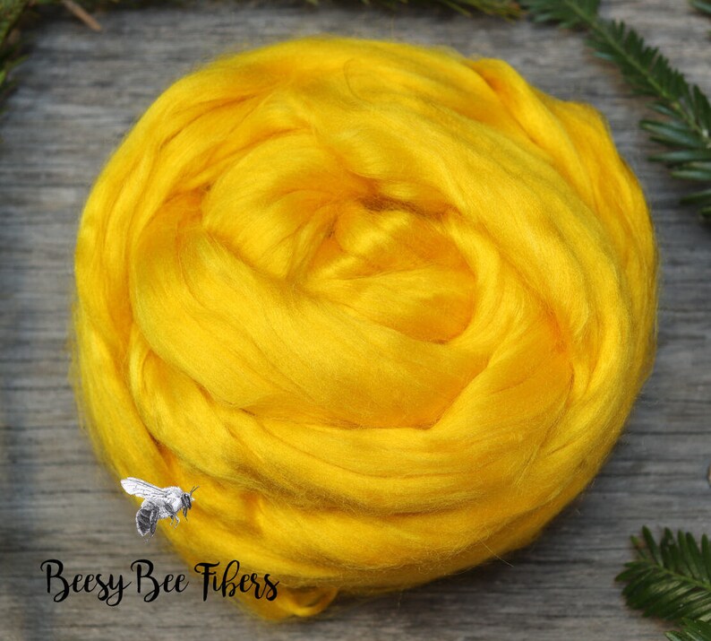 Pu&ograve; includere: Una palla di fibra di seta di colore giallo brillante, perfetta per filare o feltrare. La fibra &egrave; morbida e soffice, e ha una bella lucentezza.