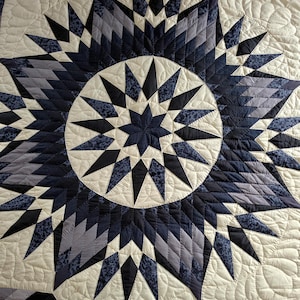 Edredón Amish cosido a mano con diseño de estrella y brújula rota, tamaño King/Queen, 104x115 cm, negro y gris, estilo reliquia familiar.