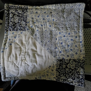 Återvunnet vintage-quiltunderlägg, varmmatta, blåvit blommig, bondgårdskök