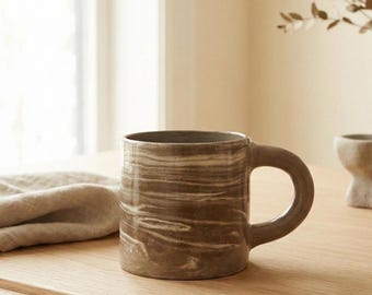 Handgemachte Keramiktasse mit strukturierten weißen Streifen | Rustikale Steinzeug Kaffeetasse 320ml | Artisan Keramik Geschenk für Kaffeeliebhaber