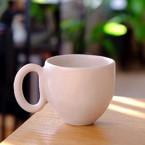 Handgemachte Keramik Kaffeetasse: Minimalistische weiße Keramik mit Kreis Griff