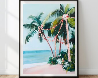 Op de afbeelding: Een ingelijste kunstdruk toont een tropische strandscène. Palmbomen zijn versierd met roze slingers, tegen een lichtblauwe lucht en turquoise oceaan. Het zandstrand is zachtroze, met witte bloemen en groen gebladerte.