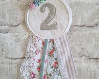 Personalisiertes Blumengeburtstag-Rosettenabzeichen - Weiß & Silber