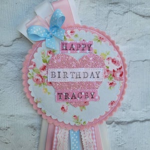 Insigne de rosace d'anniversaire floral assez pastel pour filles - insigne d'âge - rosace de ruban - roses roses - réalisé sur commande