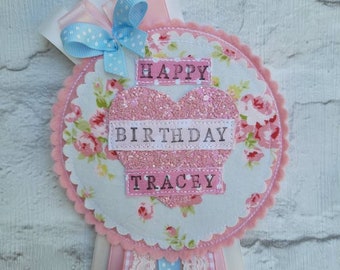 Personlig blommig födelsedagsrosettmärke: Pastellrosa band