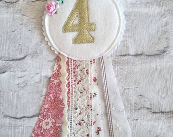 Personlig blommig födelsedagsrosett, rosa och guldålder