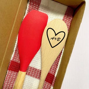 Aangepaste gegraveerde hart houten lepel, siliconen keukenspatel, gepersonaliseerde spatel, vrijgezellenfeest, huwelijkscadeau, cadeau paar
