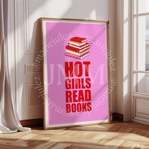 Könnte beinhalten: Rosafarbener Poster mit einem Stapel roter Bücher und dem Text "HOT GIRLS READ BOOKS" in Rot.