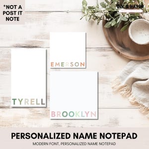 Może przedstawiać: Białe spersonalizowane notatniki z imionami "Tyrell", "Emerson" i "Brooklyn" wydrukowanymi nowoczesną czcionką. Imiona są w pastelowych kolorach. Notatniki ułożone są na jasnej drewnianej powierzchni. U dołu znajduje się napis "PERSONALIZED NAME NOTEPAD".