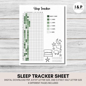 Könnte beinhalten: Ein druckbares Schlaf-Tracker-Blatt mit einem Raster zur Erfassung der Schlafstunden über zwölf Monate. Das Design enthält eine farbcodierte Legende in Grüntönen und eine Doodle-Ecke mit Illustrationen von einem Bett, Mond, Sternen und einem Schaf.