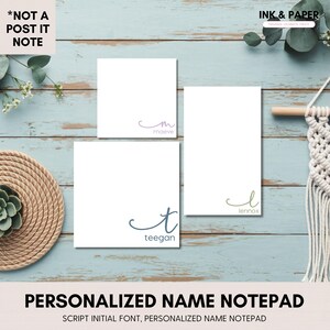 Może przedstawiać: Białe spersonalizowane notatniki z czcionkami inicjał&oacute;w. Notatniki zawierają imiona takie jak Maeve, Teegan i Lennox. Obraz zawiera tekst "PERSONALIZED NAME NOTEPAD" i "SCRIPT INITIAL FONT, PERSONALIZED NAME NOTEPAD".