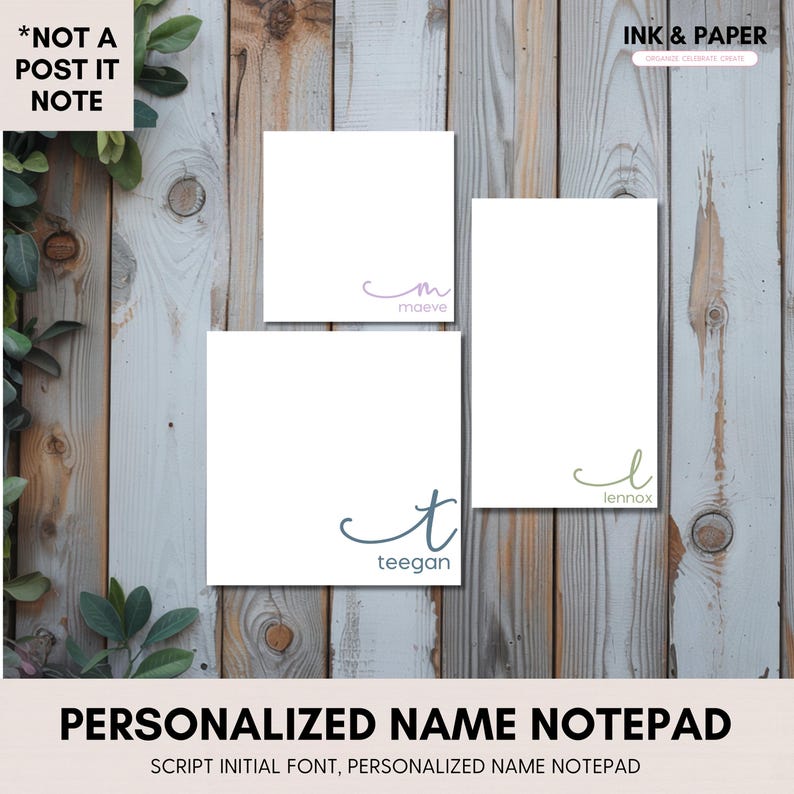 Może przedstawiać: Trzy białe spersonalizowane notatniki z czcionkami inicjał&oacute;w. Imiona to Maeve, Teegan i Lennox. Notatniki znajdują się na drewnianym tle. Tekst u g&oacute;ry brzmi "*NOT A POST IT NOTE". Tekst na dole brzmi "PERSONALIZED NAME NOTEPAD".