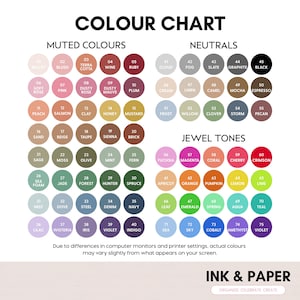 Może przedstawiać: Karta kolor&oacute;w z r&oacute;żnorodnymi stonowanymi, neutralnymi i klejnotowymi kolorami. Zawiera nazwy i numery kolor&oacute;w, takie jak "Wine" i "Indigo". Obecny jest r&oacute;wnież tekst "INK & PAPER" i "ORGANIZE CELEBRATE CREATE".