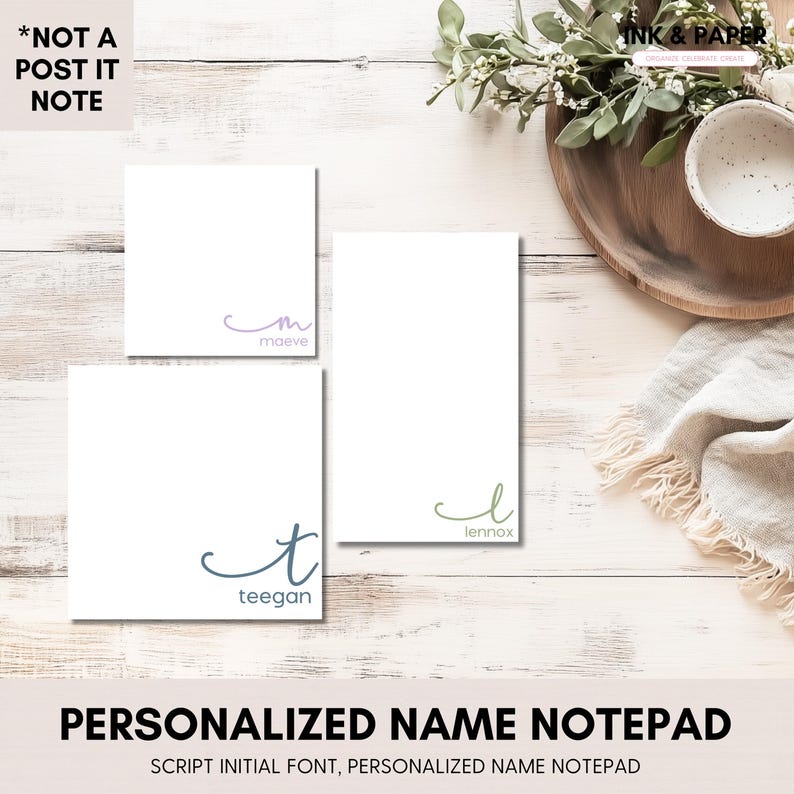 Może przedstawiać: Białe spersonalizowane notatniki z początkowymi czcionkami skryptowymi. Notatniki zawierają imiona takie jak Maeve, Teegan i Lennox w r&oacute;żnych pastelowych kolorach. Obraz zawiera r&oacute;wnież tekst "*NOT A POST IT NOTE" i "PERSONALIZED NAME NOTEPAD".