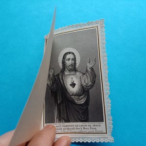 Années 1880, carte de prière/canivet antique catholique, beau côté papier avec lithographie de l'Eucharistie et du Sacré-Cœur de Jésus à l'intérieur