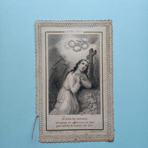 1880, Canivet/carte de prière antique, très belle dentelle de papier avec gravure centrale, femme en prière, tableau sacré français original 19ème siècle