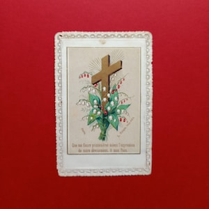 1880, Carte de prière/canivet antique, image en dentelle avec image centrale en couleur, croix avec fleurs, muguet, original du 19ème siècle