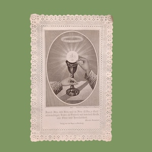 1876, prentje kelk kerk met hostie,  zwart wit gravure prentje, Antieke gebedskaart of canivet, fraai papier kant met gravure, Duitsland