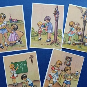 1950er Jahre, 7 religiöse Kinderbilder Kinder spielen, zur Schule gehen, mit Kirche und Kapelle, Belgien, süße religiöse Kinderbilder