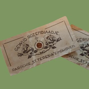 gewijde rozenblaadje, jaren '50, parochie st Teresia Eindhoven, twee zakjes met rozenblaadjes, Heilige Theresia,