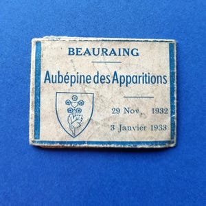 blaadje van de heilige boom van Beauraing, boom der verschijning van Maria, 1932-1933, in papier hoesje, jaren '50
