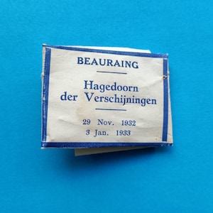 Blatt des heiligen Baumes von Beauraing, Belgien, Baum der Marienerscheinung, 1932-1933, in Papierhülle, 1950er Jahre