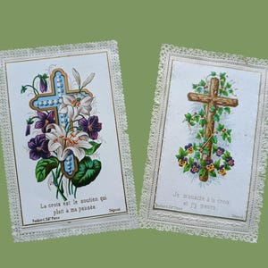 1880, twee mooi gekleurde papieren kant prentjes met kruis en bloemen,  Antieke gebedskaart of canivet, fraai papier kant, communieprentje