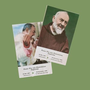 1971, twee originele relikwieprentjes Pater Pio van Pietrelcina, capucijn, origineel relikwie van stof,  Religieuze katholieke kaart