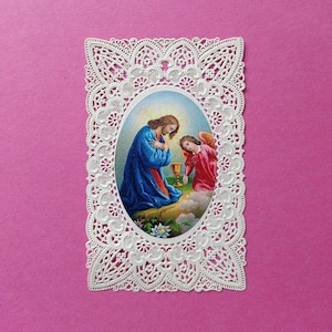 Années 1880, Jésus, ange, calice, ancienne image de prière ou canivet, belle dentelle de papier avec lithographie centrale, image pieuse française originale du 19e siècle