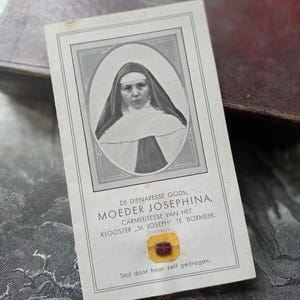 Relikwie, Religieuze katholieke kaart, heiligdom reliekschrijn relikwie van de stof van moeder Josephine, carmelitesse in Boxmeer, NL