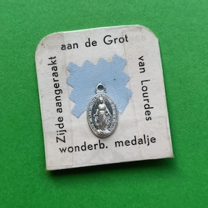 Agnus Dei Boxmeer en medaille aangeraakt aan de grot in Lourdes, Religieuze katholieke kaart, heiligdom relikwie stof Lourdes en Agnus dei