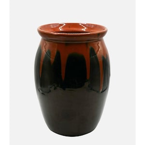Könnte beinhalten: Eine Keramikvase mit rundem Körper und einer breiten Öffnung. Die Vase ist in einem dunklen Braun glasiert mit einem Band aus orangefarbener Glasur am oberen Rand.
