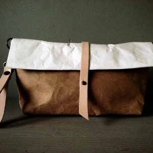 Borsa arrotolata: pochette in Tyvek e Kraft con tracolla lunga/borsa a tracolla/cinturino in pelle con tracolla staccabile